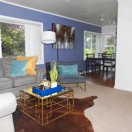 The Golden Serene - Uniquely Furnished Apartment Near Lake Washington - Free Parking & Wifi